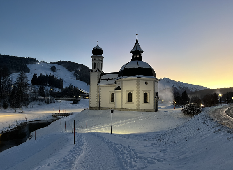 Seefeld inTirol wintersport blauwe pistes kinderen beginners TUI Hotel Alte Schmiede Oostenrijk kerkje